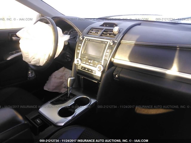 4T1BF1FK4EU852451 - 2014 TOYOTA CAMRY L/SE/LE/XLE 银色 照片 5