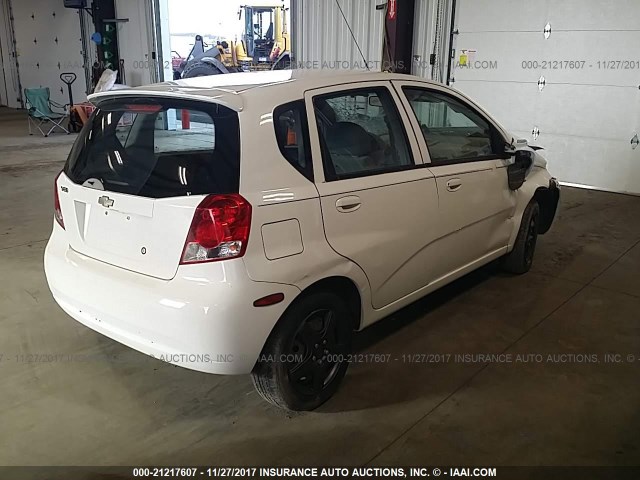 KL1TJ62654B215180 - 2004 CHEVROLET AVEO LS WHITE photo 4