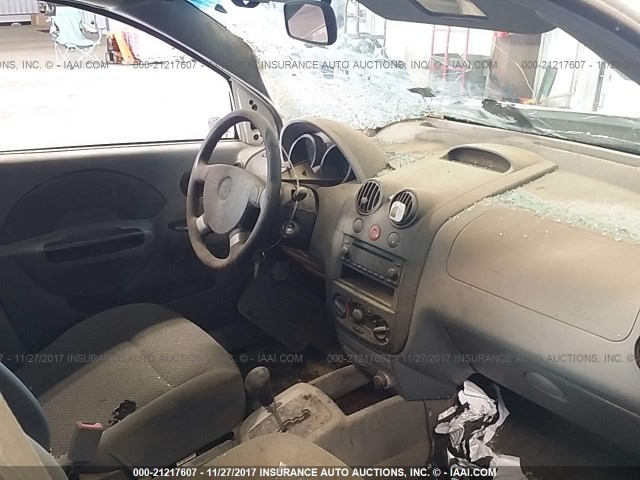 KL1TJ62654B215180 - 2004 CHEVROLET AVEO LS WHITE photo 5