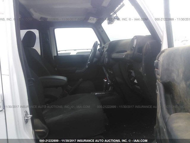 1C4BJWDG2HL727666 - 2017 JEEP WRANGLER UNLIMITE SPORT WHITE photo 5