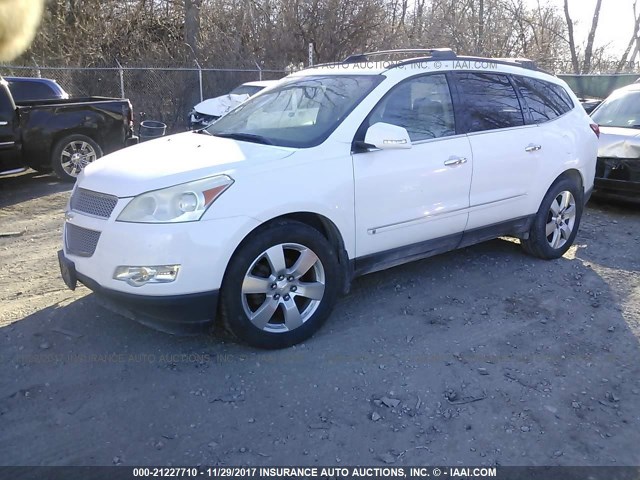 1GNEV33D19S104447 - 2009 CHEVROLET TRAVERSE LTZ WHITE photo 2