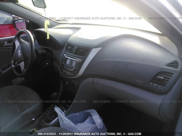 KMHCT4AE2GU080972 - 2016 HYUNDAI ACCENT SE SILVER photo 5