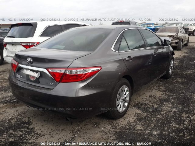 4T1BF1FK7HU715315 - 2017 TOYOTA CAMRY LE/XLE/SE/XSE GRAY photo 4