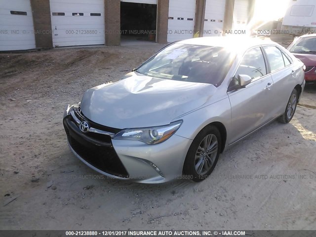 4T1BF1FK5GU570094 - 2016 TOYOTA CAMRY LE/XLE/SE/XSE ვერცხლისფერი ფოტო 2