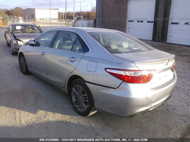 4T1BF1FK5GU570094 - 2016 TOYOTA CAMRY LE/XLE/SE/XSE ვერცხლისფერი ფოტო 3