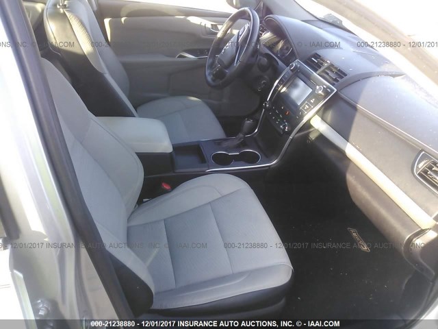 4T1BF1FK5GU570094 - 2016 TOYOTA CAMRY LE/XLE/SE/XSE ვერცხლისფერი ფოტო 5