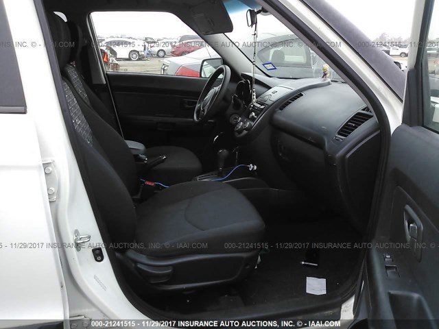 KNDJT2A28A7163429 - 2010 KIA SOUL +/!/SPORT WHITE photo 5