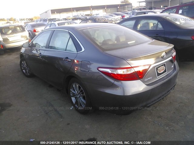 4T1BF1FKXHU454035 - 2017 TOYOTA CAMRY LE/XLE/SE/XSE GRAY photo 3