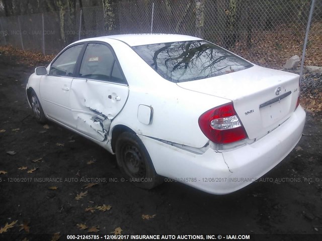 4T1BE32K62U111430 - 2002 TOYOTA CAMRY LE/XLE/SE თეთრი ფოტო 3