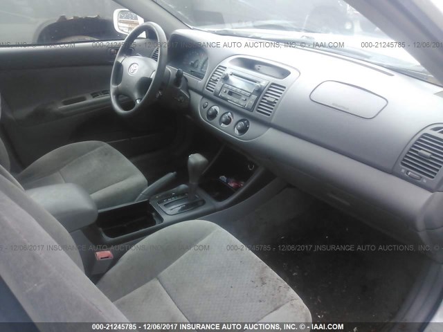 4T1BE32K62U111430 - 2002 TOYOTA CAMRY LE/XLE/SE თეთრი ფოტო 5
