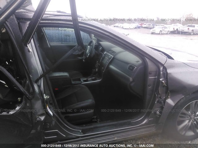4T1BF1FK1GU149702 - 2016 TOYOTA CAMRY LE/XLE/SE/XSE 灰色 照片 5