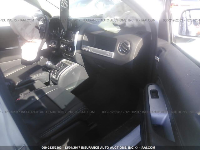 1C4NJCEA6GD760815 - 2016 JEEP COMPASS LATITUDE 白色 照片 5