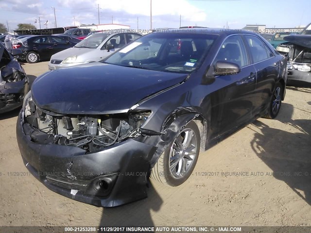 4T1BK1FK9EU024312 - 2014 TOYOTA CAMRY SE/XLE GRAY photo 2