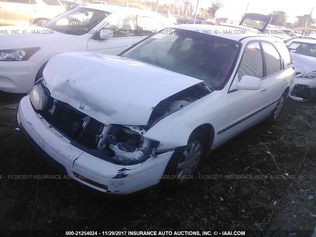 1HGCE182XRA012708 - 1994 HONDA ACCORD LX/EX WHITE photo 2