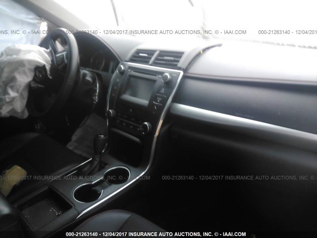 4T1BF1FK8HU676492 - 2017 TOYOTA CAMRY LE/XLE/SE/XSE RED photo 5