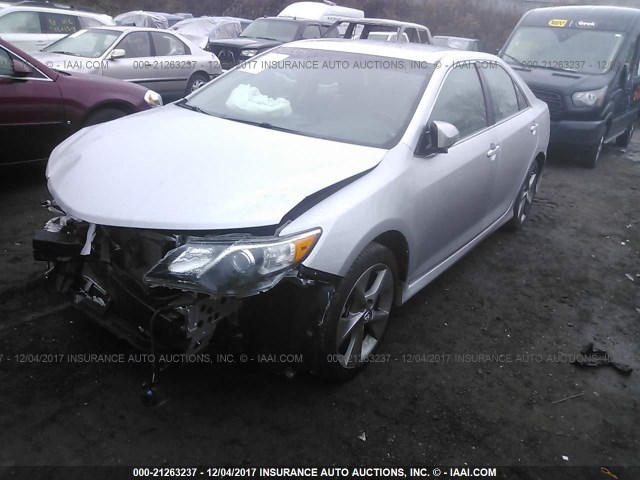 4T1BF1FK1EU315620 - 2014 TOYOTA CAMRY L/SE/LE/XLE SILVER photo 2