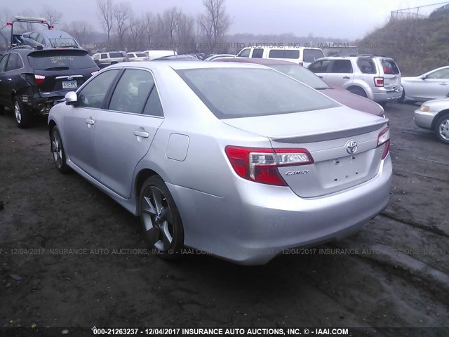 4T1BF1FK1EU315620 - 2014 TOYOTA CAMRY L/SE/LE/XLE SILVER photo 3