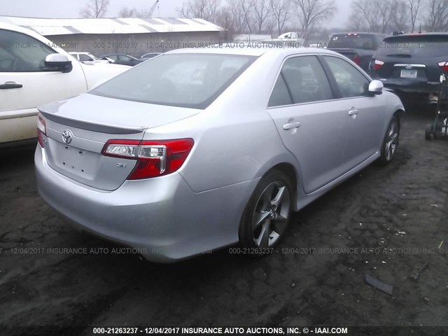 4T1BF1FK1EU315620 - 2014 TOYOTA CAMRY L/SE/LE/XLE Gümüş foto 4