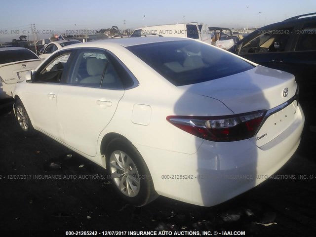 4T4BF1FK2GR547782 - 2016 TOYOTA CAMRY LE/XLE/SE/XSE WHITE photo 3