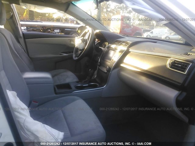 4T4BF1FK2GR547782 - 2016 TOYOTA CAMRY LE/XLE/SE/XSE WHITE photo 5