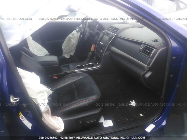 4T1BF1FK3GU558171 - 2016 TOYOTA CAMRY LE/XLE/SE/XSE ლურჯი ფოტო 5