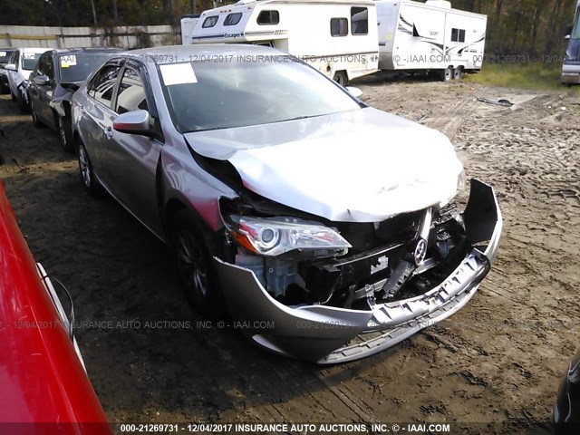 4T1BF1FK3FU482935 - 2015 TOYOTA CAMRY LE/XLE/SE/XSE ვერცხლისფერი ფოტო 1