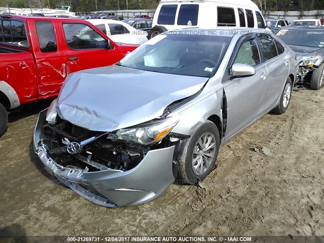 4T1BF1FK3FU482935 - 2015 TOYOTA CAMRY LE/XLE/SE/XSE SILVER photo 2