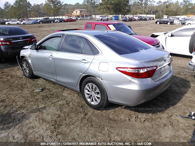 4T1BF1FK3FU482935 - 2015 TOYOTA CAMRY LE/XLE/SE/XSE SILVER photo 3