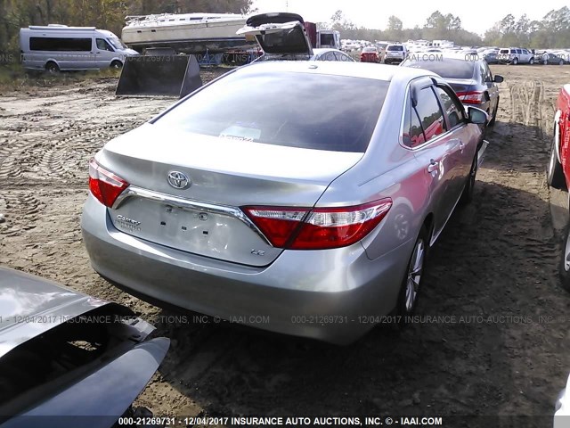 4T1BF1FK3FU482935 - 2015 TOYOTA CAMRY LE/XLE/SE/XSE ვერცხლისფერი ფოტო 4
