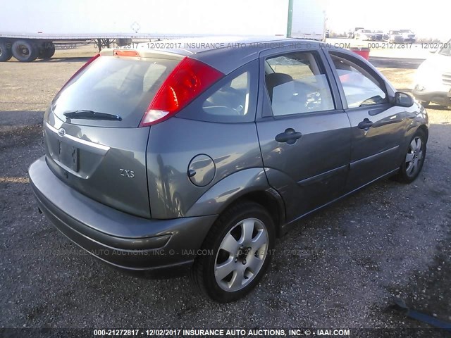 3FAFP37312R117165 - 2002 FORD FOCUS ZX5 GRAY photo 4