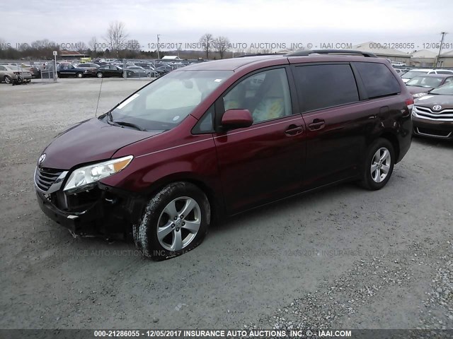 5TDKK3DC2DS354341 - 2013 TOYOTA SIENNA LE RED photo 2