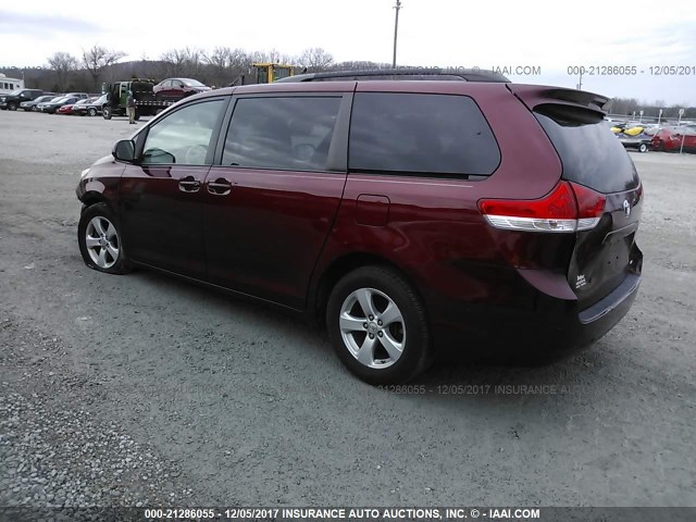 5TDKK3DC2DS354341 - 2013 TOYOTA SIENNA LE RED photo 3