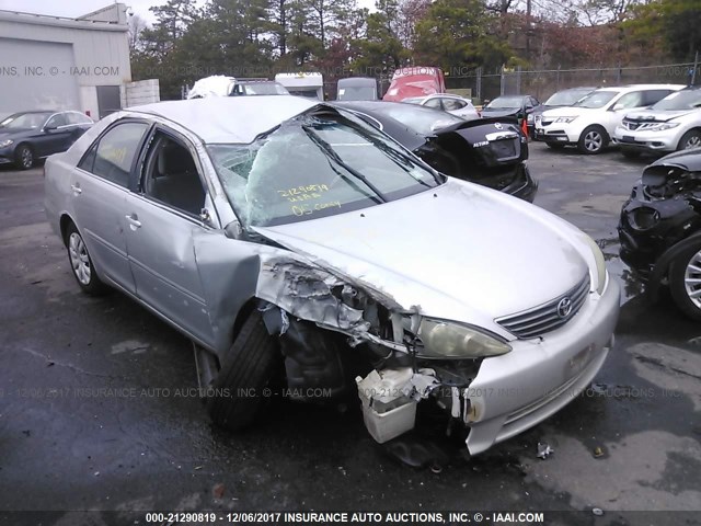 4T1BE32K15U414782 - 2005 TOYOTA CAMRY LE/XLE/SE ვერცხლისფერი ფოტო 1