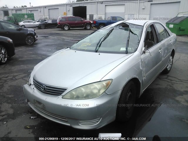 4T1BE32K15U414782 - 2005 TOYOTA CAMRY LE/XLE/SE ვერცხლისფერი ფოტო 2