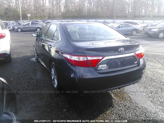 4T1BF1FKXFU492068 - 2015 TOYOTA CAMRY LE/XLE/SE/XSE Bleu foncé photo 3