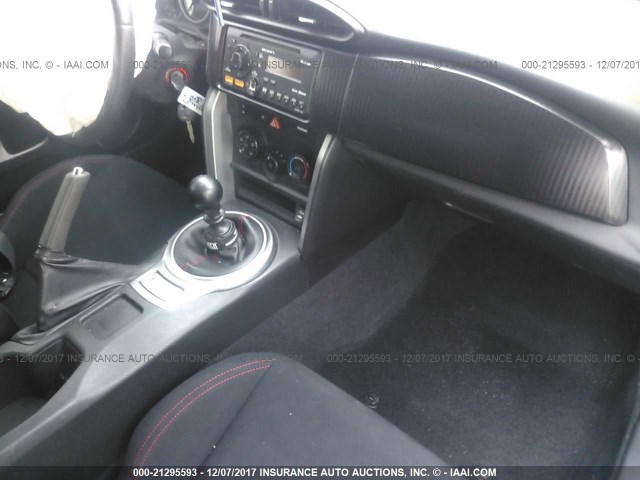 JF1ZNAA14D1730456 - 2013 TOYOTA SCION FR-S ნაცრისფერი ფოტო 5