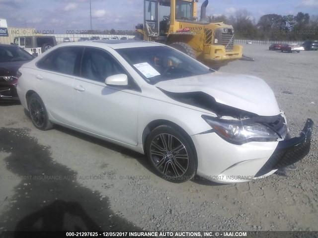 4T1BF1FK8GU143492 - 2016 TOYOTA CAMRY LE/XLE/SE/XSE Blanc photo 1