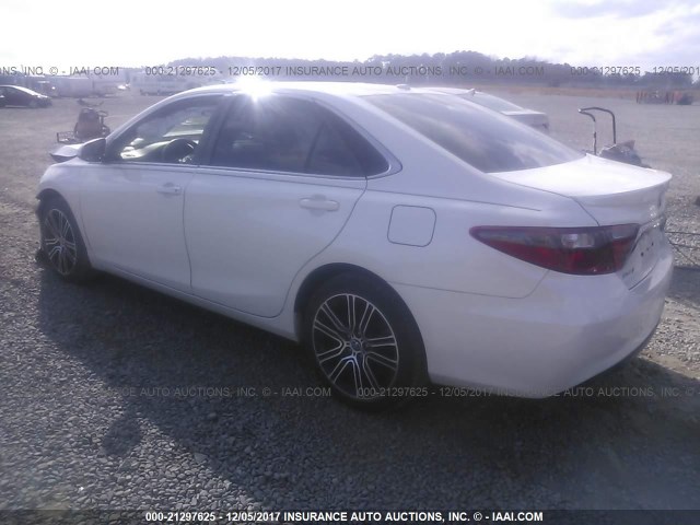 4T1BF1FK8GU143492 - 2016 TOYOTA CAMRY LE/XLE/SE/XSE Blanc photo 3