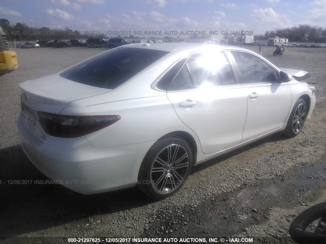 4T1BF1FK8GU143492 - 2016 TOYOTA CAMRY LE/XLE/SE/XSE Blanc photo 4