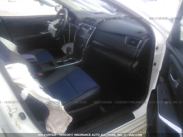 4T1BF1FK8GU143492 - 2016 TOYOTA CAMRY LE/XLE/SE/XSE Blanc photo 5