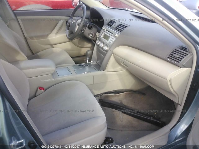 4T4BF3EK8AR071882 - 2010 TOYOTA CAMRY SE/LE/XLE Light Blue photo 5