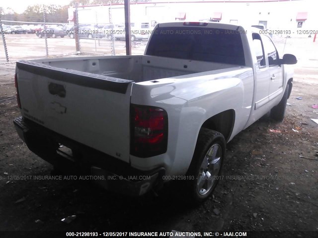 1GCRCSE03BZ438254 - 2011 CHEVROLET SILVERADO C1500 LT WHITE photo 4