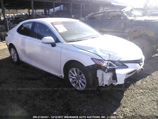 4T1B11HK3JU028219 - 2018 TOYOTA CAMRY L/LE/XLE/SE/XSE WHITE photo 1