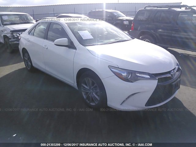 4T1BF1FK2HU391917 - 2017 TOYOTA CAMRY LE/XLE/SE/XSE 白色 照片 1