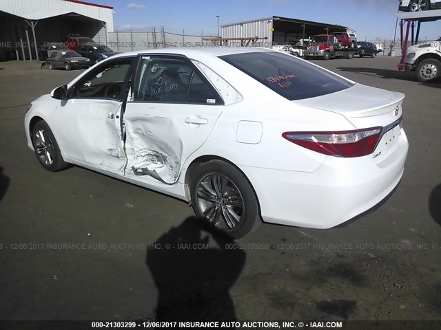 4T1BF1FK2HU391917 - 2017 TOYOTA CAMRY LE/XLE/SE/XSE 白色 照片 3