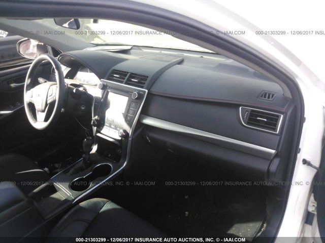 4T1BF1FK2HU391917 - 2017 TOYOTA CAMRY LE/XLE/SE/XSE 白色 照片 5
