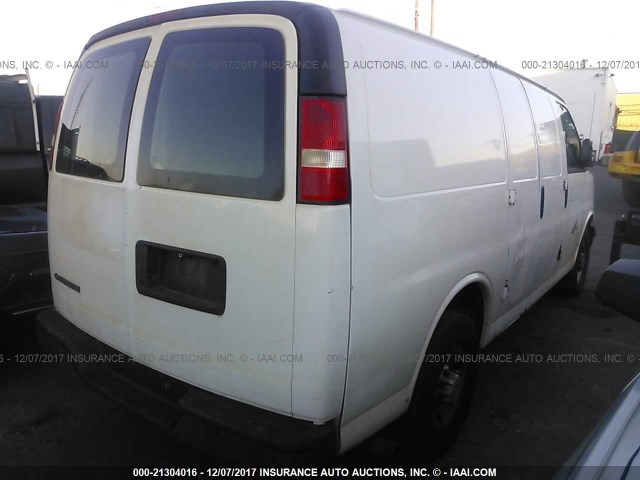 1GCGG25C981122063 - 2008 CHEVROLET EXPRESS G2500  WHITE photo 4