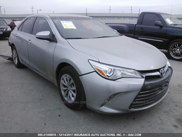 4T4BF1FK4FR498860 - 2015 TOYOTA CAMRY LE/XLE/SE/XSE SILVER photo 1