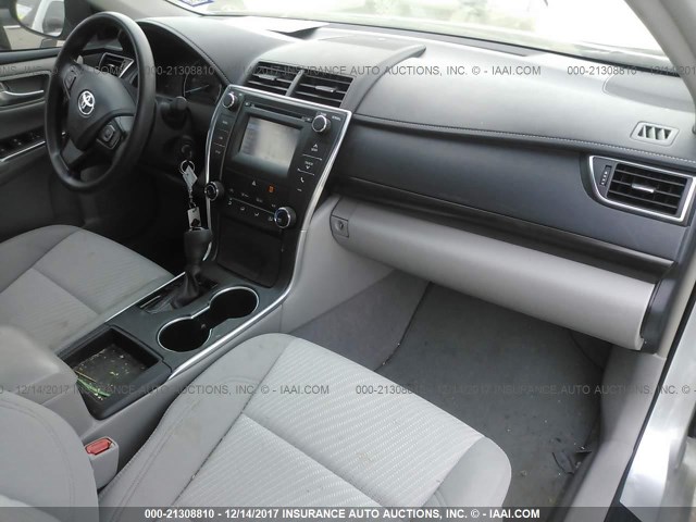4T4BF1FK4FR498860 - 2015 TOYOTA CAMRY LE/XLE/SE/XSE SILVER photo 5