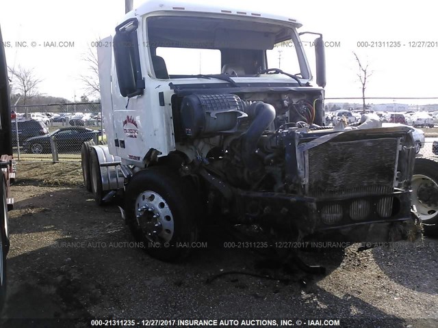 4V4NC9GF55N390054 - 2005 VOLVO VN L WHITE photo 1